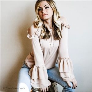 🌸Beautiful Ruffle top sz M